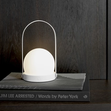 Menu portabel lampa Carrie i vitt