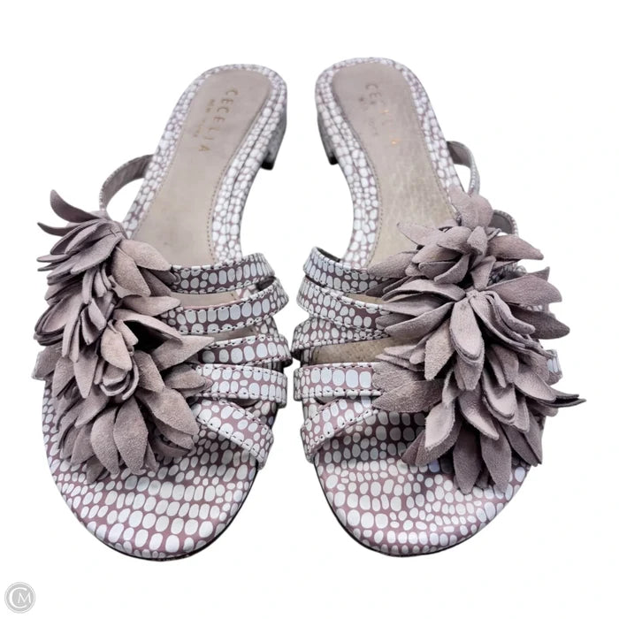 Sandals Flats By Clothes Mentor In Brown & White, Size: 6.5