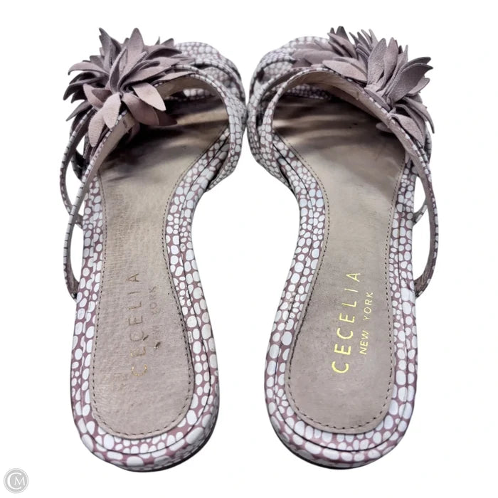 Sandals Flats By Clothes Mentor In Brown & White, Size: 6.5