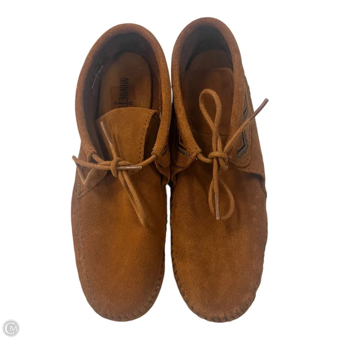 Shoes Flats By Minnetonka In Brown, Size: 8
