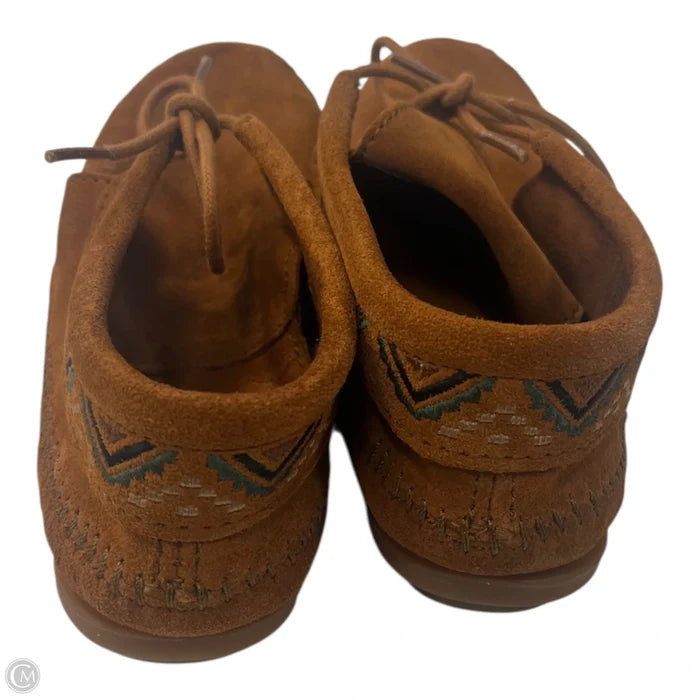 Shoes Flats By Minnetonka In Brown, Size: 8