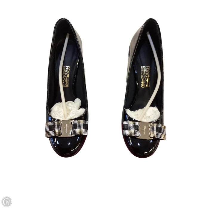 Shoes Luxury Designer By Ferragamo In Black & Gold, Size: 7